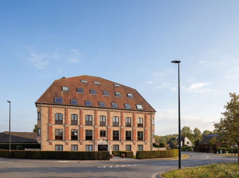 Voor meer info en bezoeken, gelieve steeds te bellen naar: 0485/321.842<br />
Deze karakteristieke meergezinswoning bevindt zich in een rustige reside