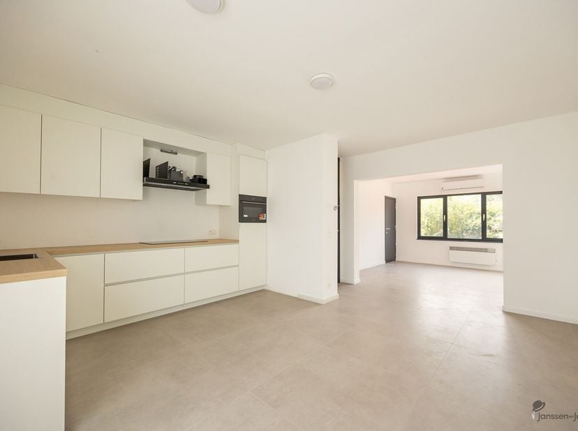 Gelegen op een centrale locatie aan Biest, vlak tegenover de kerk van Brecht, bevindt zich deze gerenoveerde woning met een bijzonder verleden. <br />