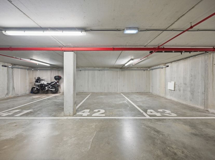Aangenaam en ruim appartement uit 2013 met 2 slaapkamers en een ruim terras op de 3de verdieping. Het appartement omvat: inkomhal met apart toilet en