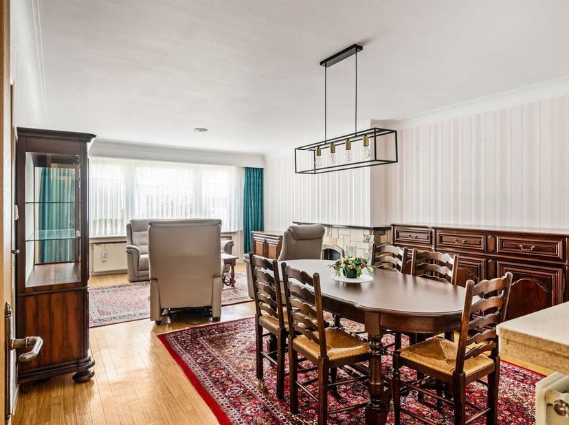 Dit op te frissen gelijkvloers appartement is gelegen in een verzorgd gebouw in de Petrus de Beuckelaerlaan te Deurne. De ligging is bijzonder gunstig
