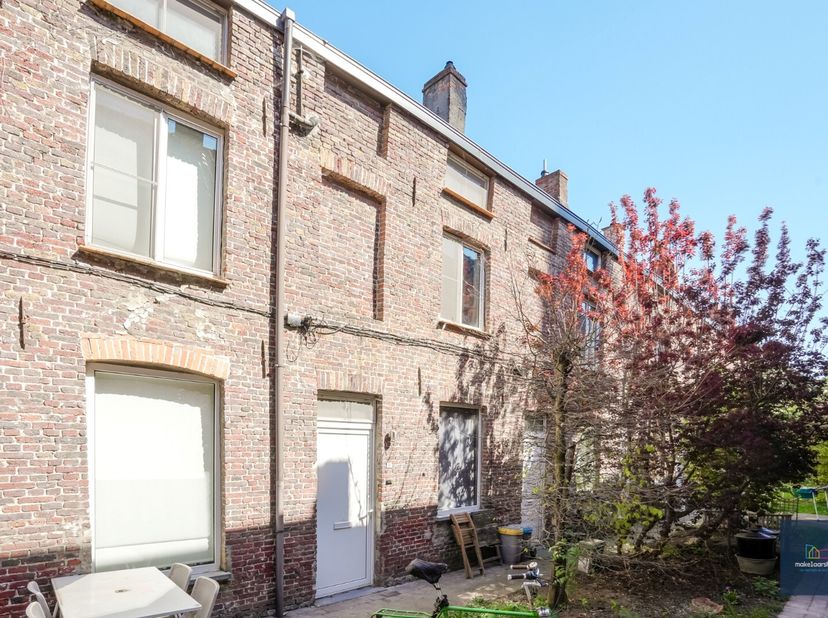 Deze charmante, op te renoveren beluikwoning nabij het centrum van Gent biedt een unieke kans voor wie op zoek is naar een rustig gelegen eigendom met