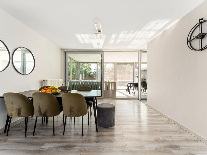 Op zoek naar een instapklare gezinswoning op een rustige en kindvriendelijke locatie? Dan is deze charmante woning in Waregem absoluut een bezoek waar