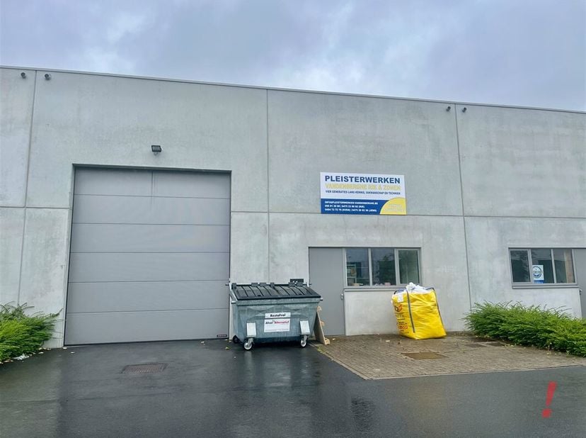 Verzorgde loods van bouwjaar 2020 op een toplocatie gelegen in het bedrijventerrein Vlamingveld te Jabbeke.<br />
De loods heeft als afmetingen 11,9 m