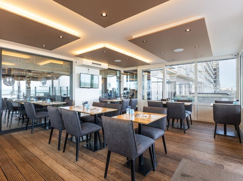Te koop: unieke horecazaak met bewezen omzetcijfers op topligging aan de Zeedijk in Middelkerke. Restaurant Deauville is sinds de jaren 90 een gevesti