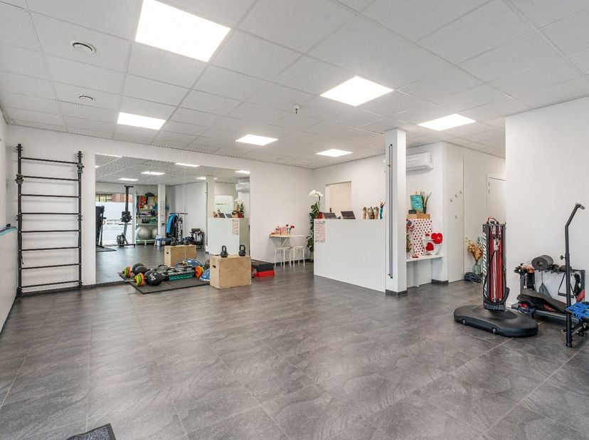 Commercieel uitstekend gelegen investeringspand bestaande uit een handelsgelijkvloers met een oppervlakte van 90 m² + kelder, gelegen in het centrum v