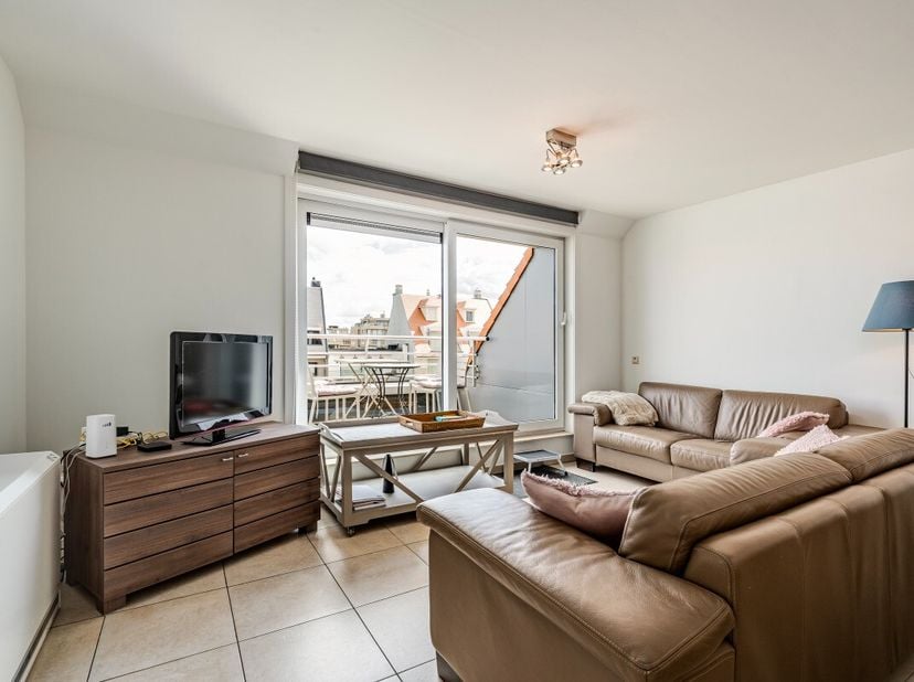 Ruim appartement met lateraal zeezicht in hartje Nieuwpoort-Bad. Dit verzorgd appartement uit 2005 bevindt zich in het bruisende centrum van Nieuwpoor