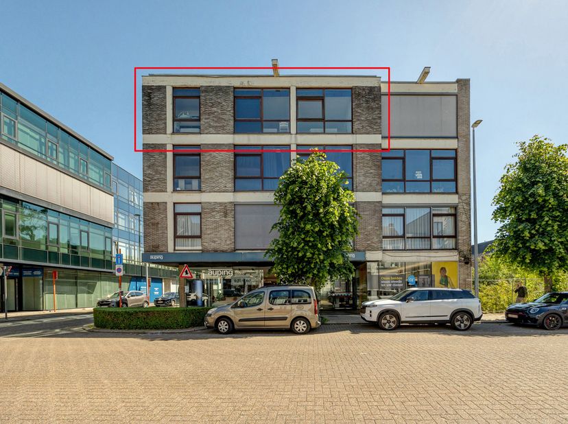 Instapklaar, netjes onderhouden appartement, op de derde verdieping, met o.a. 2 slaapkamers, 1 badkamer en terras op wandelafstand van de Grote Markt