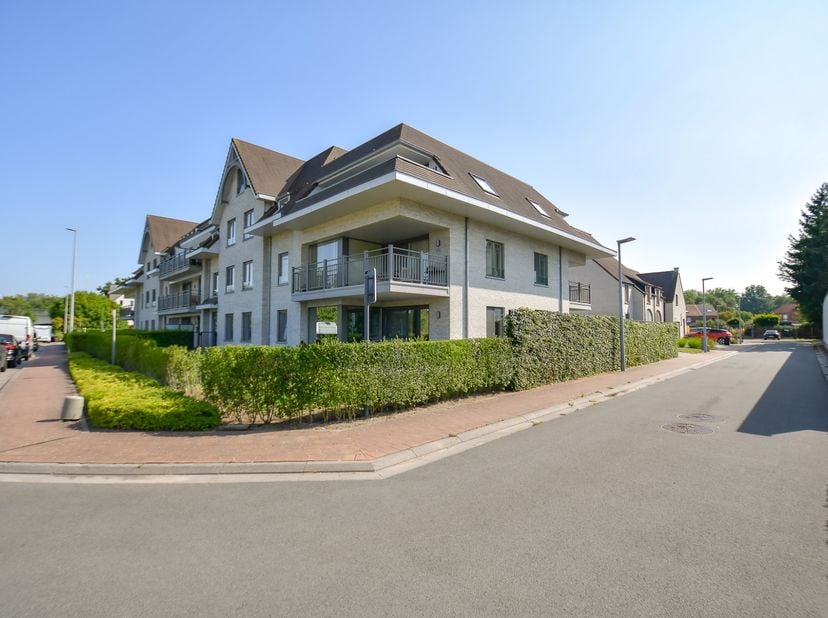 Ruim gelijkvloers appartement met 2 slaapkamers, voor-én achtertuin met terras op een toplocatie.<br />
Dit recent appartement is rustig gelegen en ki