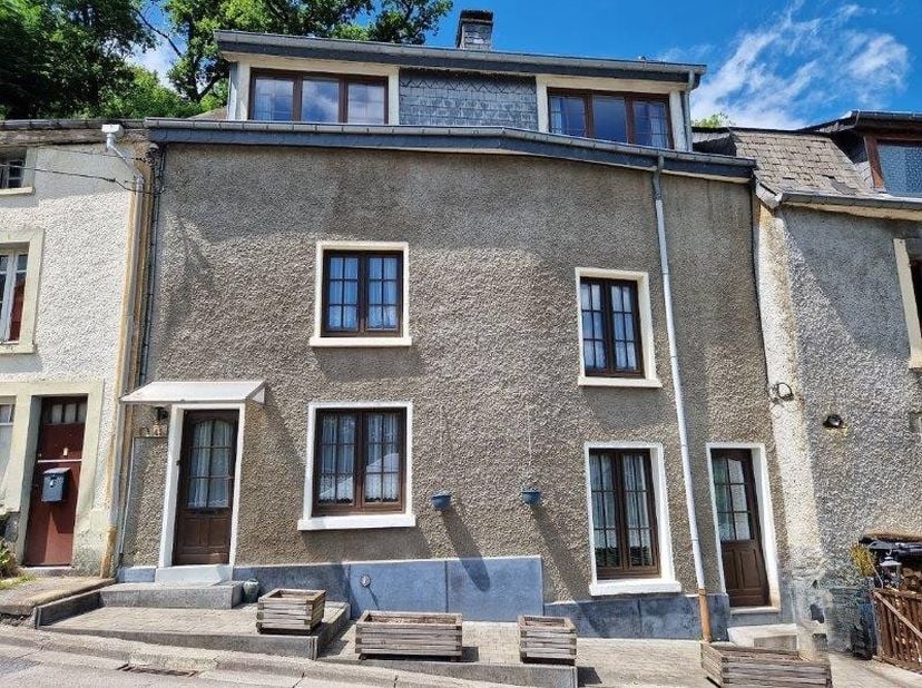 ARDENNEN: Provincie Luxemburg<br />
6830 BOUILLON<br />
<br />
TE KOOP<br />
Ruime rijwoning met terras (+-270m² bewoonbare oppervlakte) met een mooi