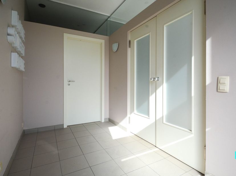 Deze commerciële ruimte van ca.184 m² (volgens EPC) is gelegen op een perfecte locatie tussen Izegem en Rumbeke. Uitstekende bereikbaarheid dankzij de
