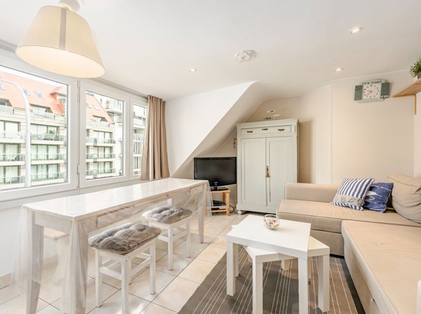 Te koop: gerenoveerd appartement in het centrum van Nieuwpoort, op korte afstand van zee, duinen en openbaar vervoer. Dit appartement, gebouwd in 1962