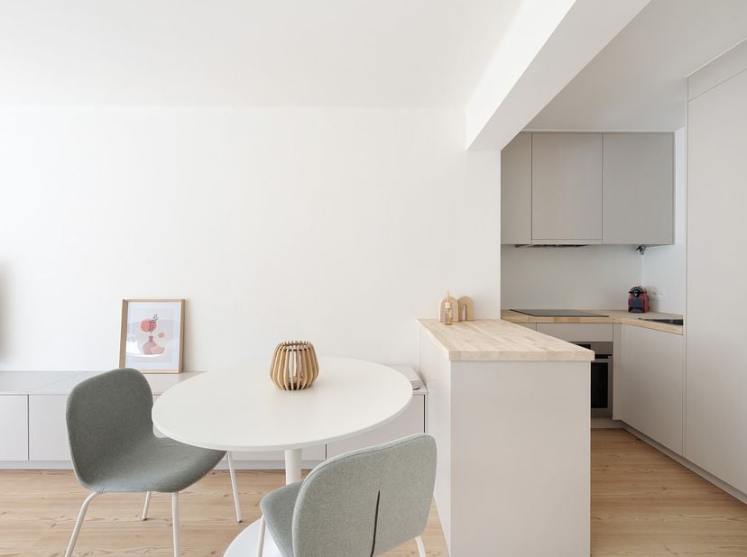 Deze recent gerenoveerde studio is uitstekend gelegen, met inkom langs de Zeedijk in Heist, op slechts enkele stappen van het strand.<br />
<br />
De