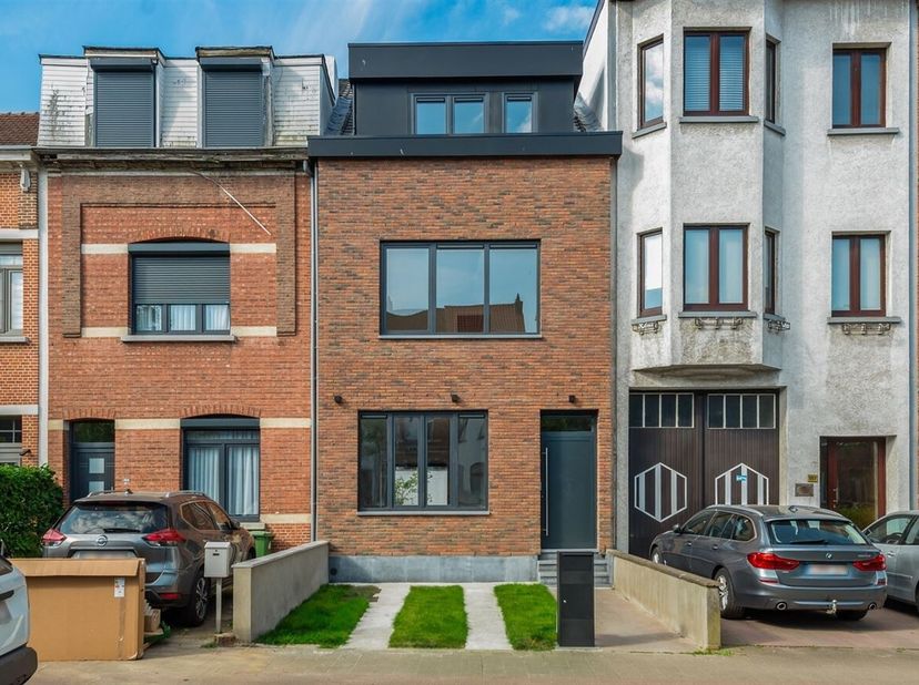 Maison entièrement rénovée avec 4 chambres, 2 salles de bain, entrée et jardin à vendre à Schoten.<br />
Situation : Deuzeld - Schoten, dans une rue r