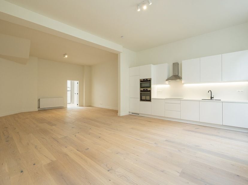 Gelijkvloersappartement met tuin op centrale ligging in het stadscentum in een rustige straat. Het gebouw is volledig gerenoveerd en is gelegen op wan