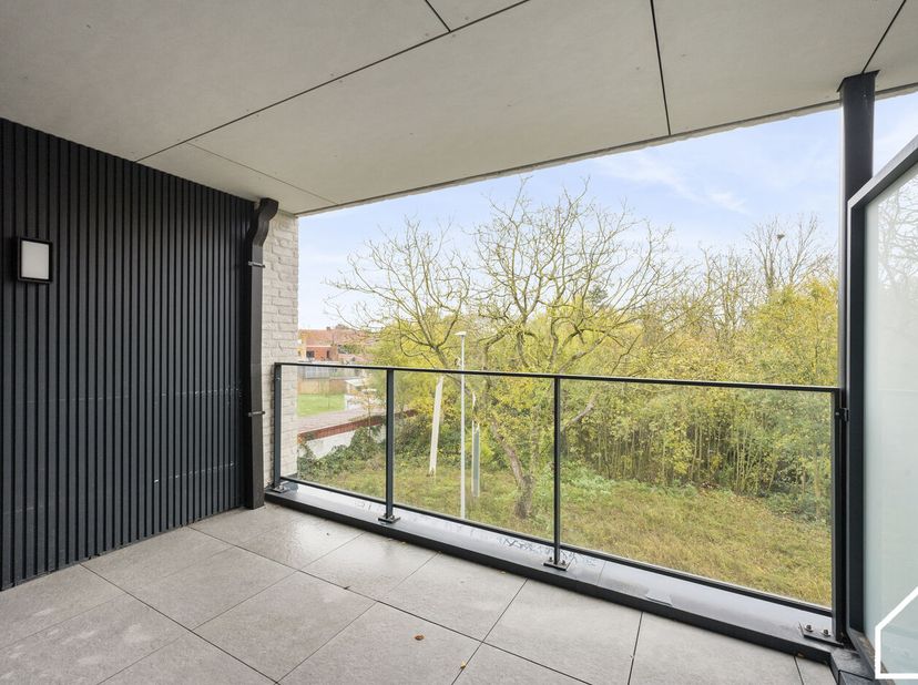 Appartement op de 1ste verdieping (90m²) bestaande uit een inkomhal met vestiaire en toilet, douchekamer met wastafel, wasruimte, 2 slaapkamers, ruime
