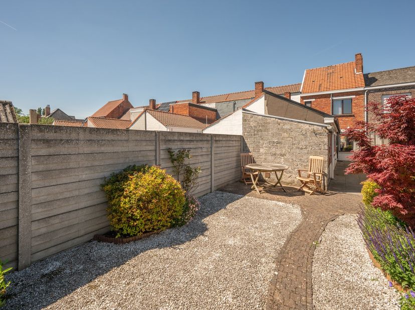 Dit rijhuis te koop in centrum Maldegem heeft een aangename locatie in de Brielstraat. Wat je op het eerste zicht niet vermoedt, maar wel degelijk een