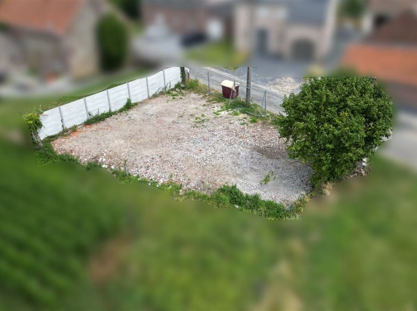 Terrain avec projet de garages en vente à Bury.<br />
Parcelle de terrain à bâtir d'une superficie de 185m² avec projet en cours.<br />
Le permis a ét