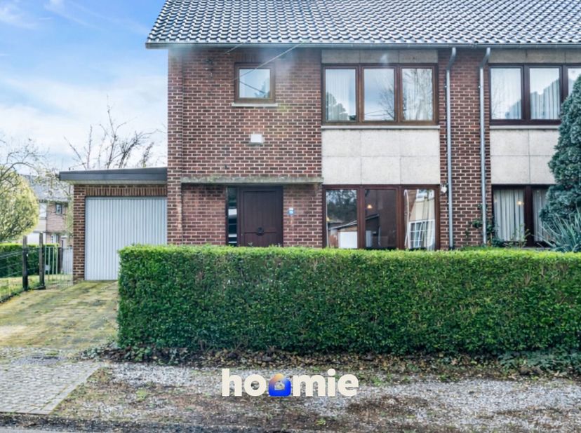 Deze halfopen gezinswoning is gelegen op een mooi hoekperceel en biedt een sterke basis voor wie op zoek is naar ruimte, licht en vooral potentieel!<b