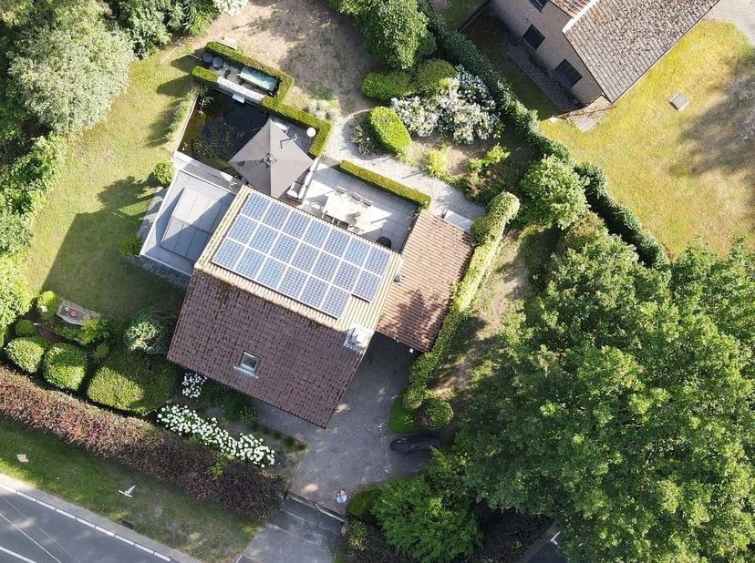 Charmante woning op een prachtig groen perceel van ca. 896 m² in Brecht.<br />
<br />
Bent u op zoek naar een gezellige woning met een prachtige tui