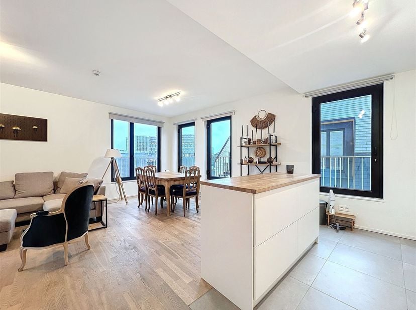 Proche de la Grand Place - Magnifique appartement meublé de +/- 80 m² composé d'un séjour de +/- 30 m² avec une cuisine hyper équipée (frigo, réfrigér