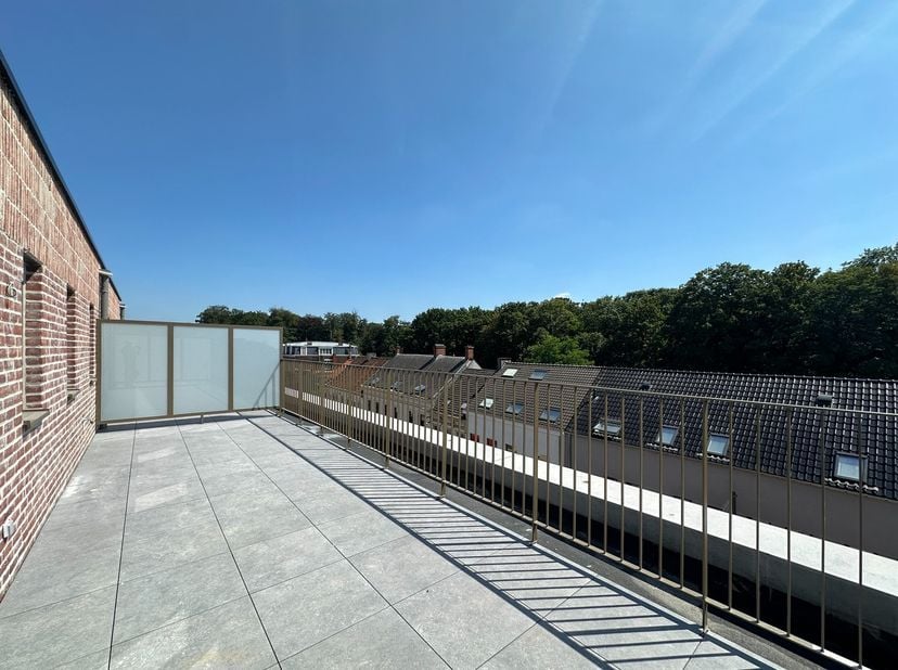 Rechtover het Rivierenhof vind je dit prachtige nieuwbouwdakappartement waar comfort, energiezuinig wonen en natuur hand in hand gaan.&amp;nbsp; Op een ze