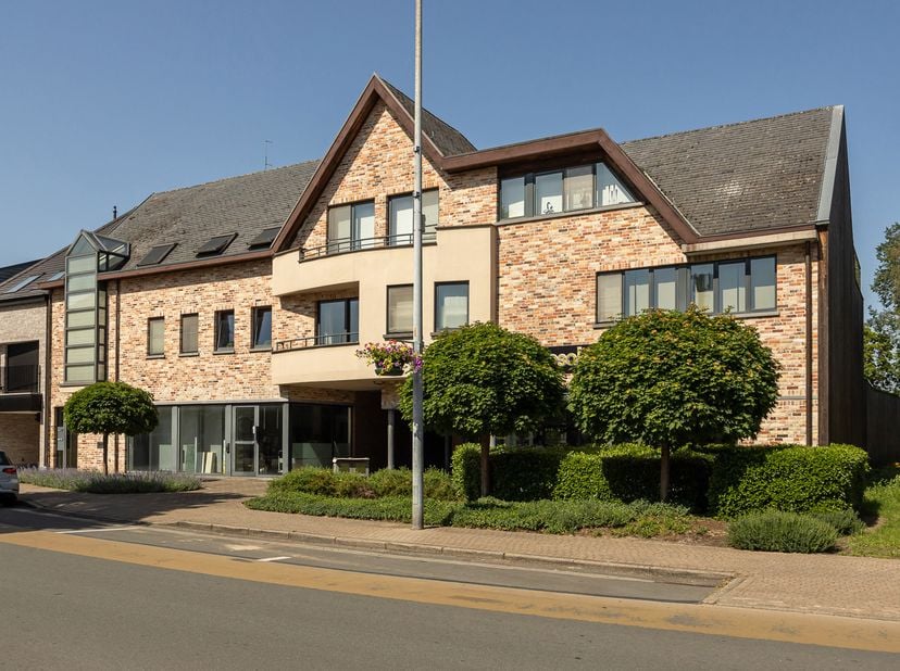 Leuk 2 slpk appartement met carport gelegen in het centrum van Tielen op een toplocatie. Epc 205 kWh C peil<br />
Ligging: gelegen pal in het centrum