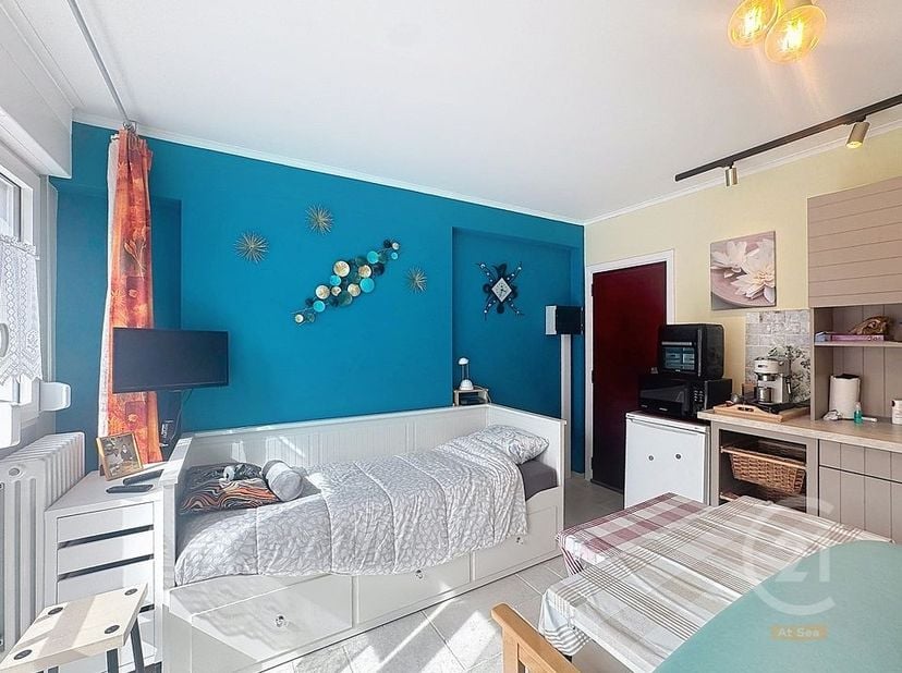 Deze verzorgde studio is ideaal gelegen in het hart van Westende-Bad, op wandelafstand van de zee, het strand en de winkels. Dankzij de grote raampart