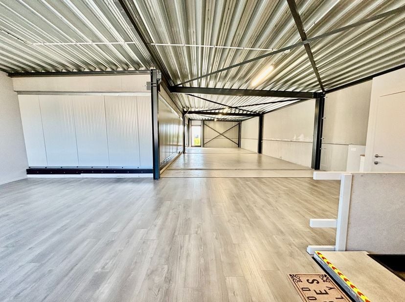 Nabij de Rijksweg in Lendelede bevindt zich deze polyvalente ruimte van ongeveer 155 m², gelegen op de eerste verdieping van een bedrijfsgebouw.&amp;nbsp;
