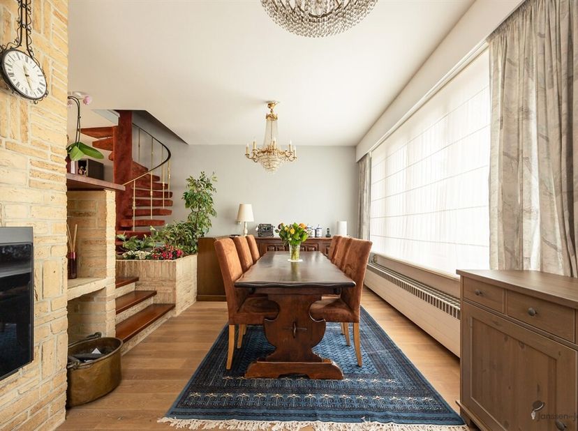 Découvrez cette maison familiale spacieuse et économe en énergie (env. 208 m²) dans un quartier calme et recherché près du centre de Schoten. La propr