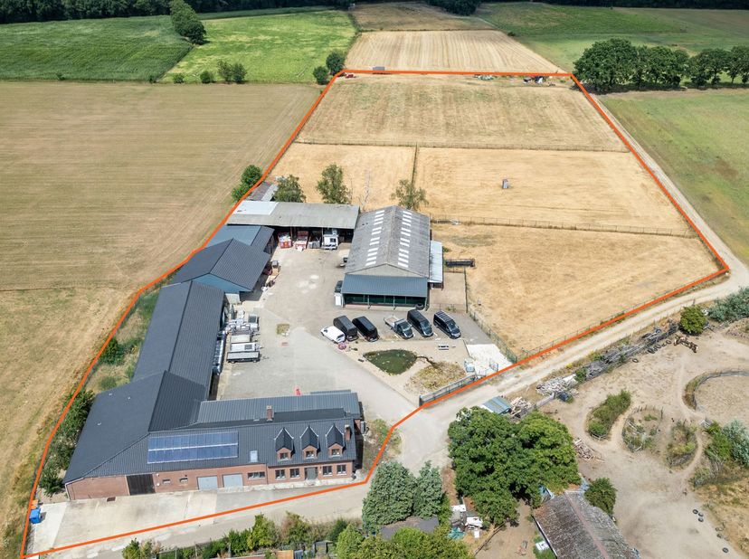 OUDSBERGEN - Zeer ruime landbouwwoning op 2,5ha met loodsen <br />
Deze ruime landbouwwoning met deels vergunde loodsen en weiland biedt tal van mogel