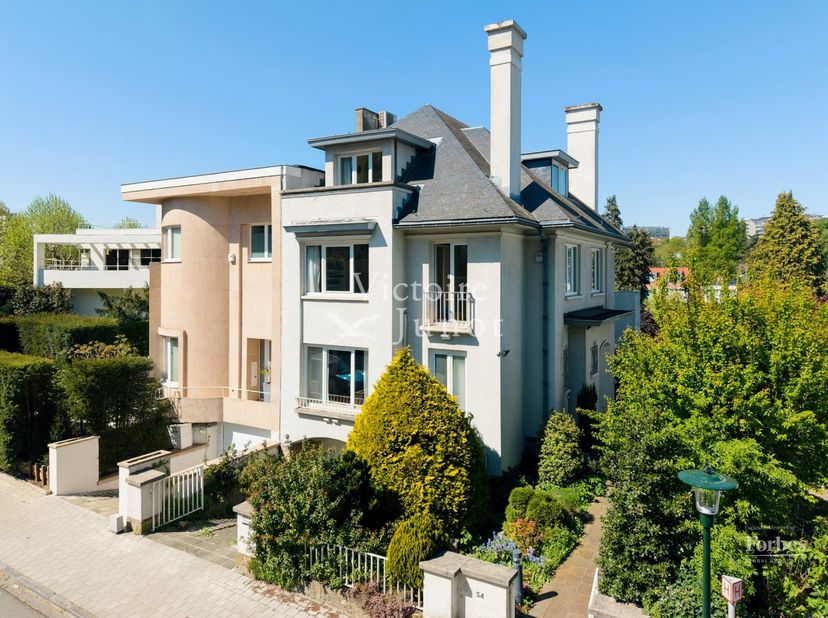 Superbement située dans le quartier très recherché de lObservatoire, Victoire Junot a le plaisir de vous proposer en exclusivité cette superbe maison