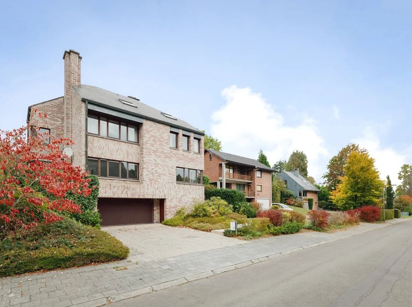 Tervuren: Gelegen in een van de meest gegeerde wijken van Tervuren, bevindt deze lichtrijke villa, gebouwd in 1989, zich op een prachtig perceel van ±