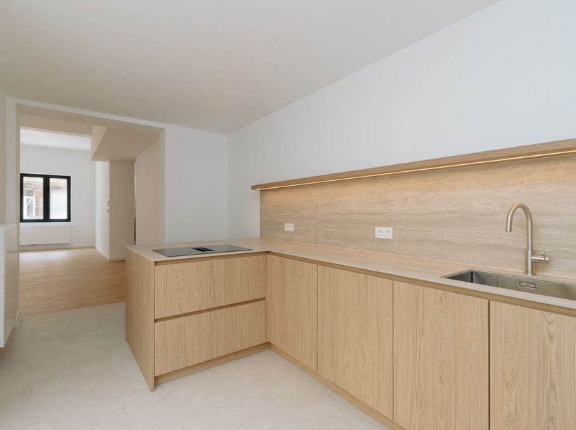 In een rustige straat op het Antwerpse Zuid, op een boogscheut van het bruisende stadsleven, bevindt zich deze volledig gerenoveerde en instapklare wo