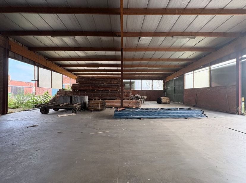 Plusieurs espaces de stockage spacieux destinés à divers usages, avec des bureaux <br />
Situation : Ce site bénéficie d'un emplacement calme et verdo