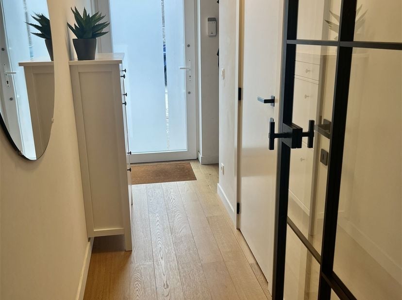 Toffe gezinswoning  (BEN WONING ) in hartje Varsenare nabij de dorpskern met alle voorzieningen zoals kleinhandel, school, openbaar vervoer, etc. Vlot