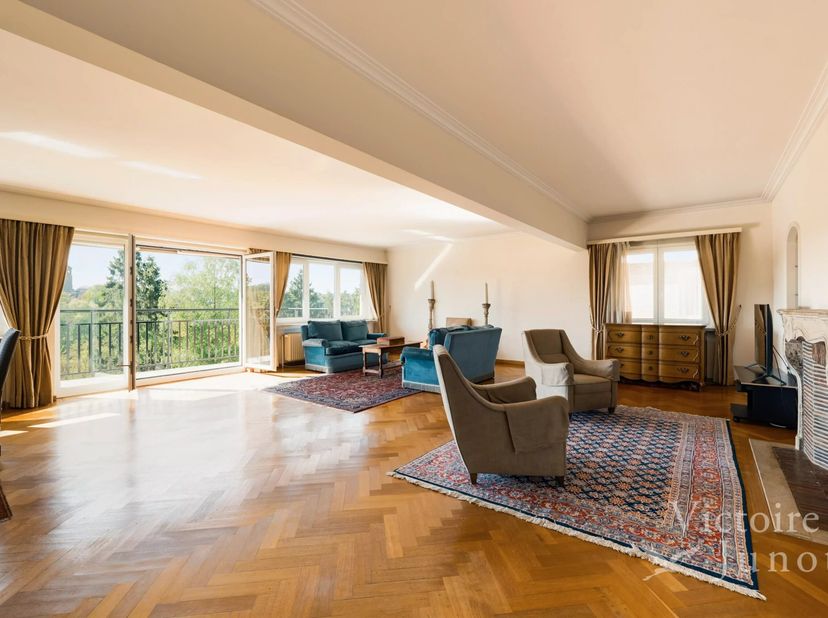 EXCLUSIVITE - Prachtig gelegen in een van de meest gewilde wijken van Woluwe-Saint-Pierre, biedt Victoire Junot dit ruime en comfortabele appartement