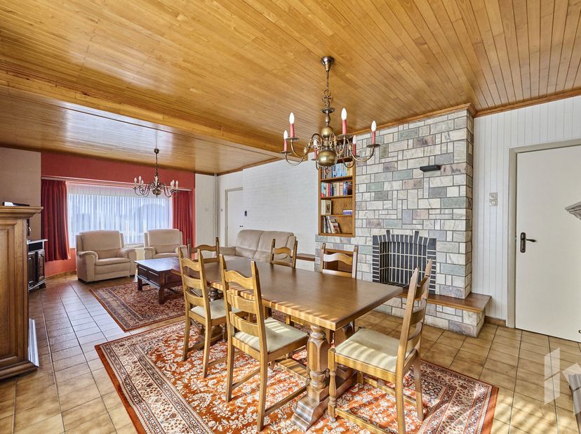 Goed onderhouden, te renoveren woning (188 m²) met 3 slaapkamers en een veranda op een ruim perceel van 1853 m².<br />
INDELING:<br />
Gelijkvloers: i