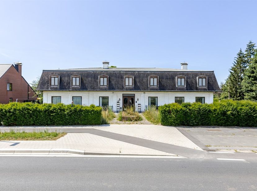 Immeuble de rapport de caractère, 4 unités de logement sur ± 1.356 m²  à rénover, vue champêtre (Meerbeke)<br />
Dans le cadre champêtre de Meerbeke (