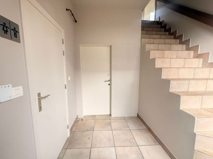 Charmante appartement met 4 slaapkamers en groot terras op centrale ligging in Waasmunster!<br />
Indeling: <br />
(0):inkomhal, gastentoilet, gemee