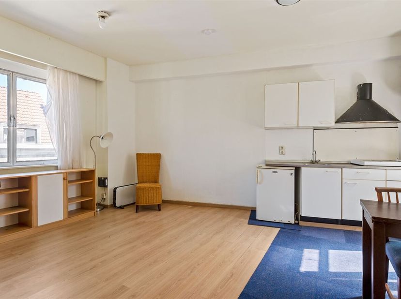 Gunstig gelegen studio nabij station Antwerpen-Centraal<br />
Locatie: Deze gunstig gelegen studio staat te koop in de Greinstraat op de hoek met de L