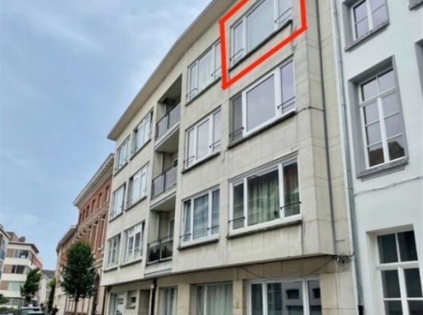 Appartement spacieux et lumineux avec 2 chambres et ascenseur <br />
Situation : <br />
Rue calme à proximité du centre-ville de Malines, avec commerc