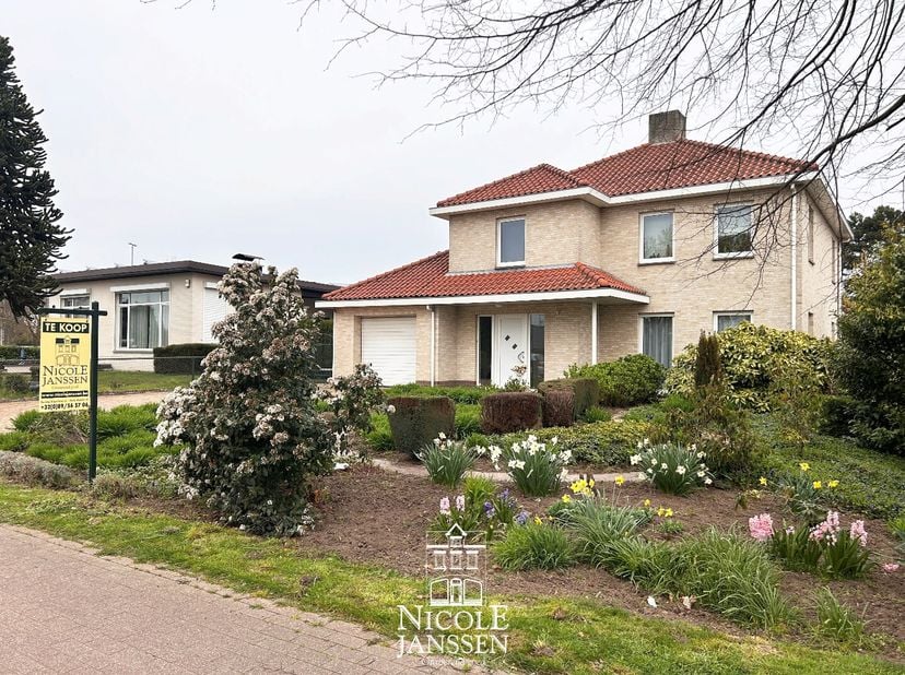 Deze gezinswoning in mediterrane stijl is verrassend ruim ingedeeld en geniet van enorm veel lichtinval.  Momenteel is de woning ingericht met een apa