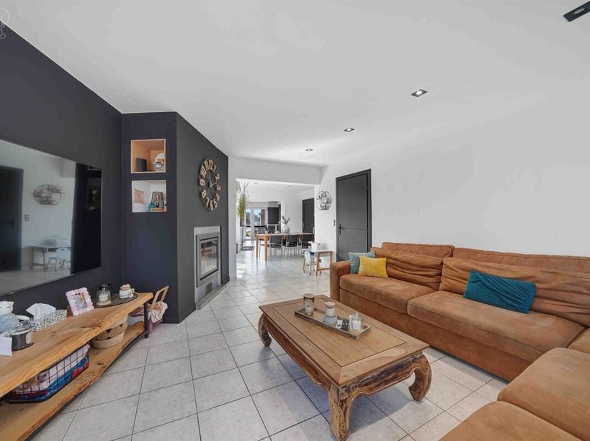 Mooi gerenoveerd huis met drie gevels en een zij-ingang, dat ruimte biedt voor maar liefst 5 slaapkamers!<br />
Op de begane grond bevinden zich een h