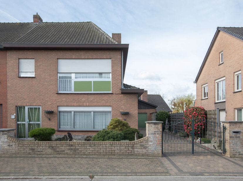 RUSTIG GELEGEN WONING -<br />
<br />
Een mooie onderhouden woning met volgende indeling : ruime oprit met garage met ingemaakte kasten, voortuintje; G