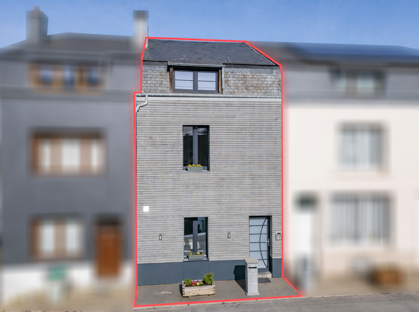 EasyHome Immobilier stelt deze geschakelde woning voor, gelegen in Corbion, een charmant dorp in de vallei van de Semois, en biedt een rustige en aang
