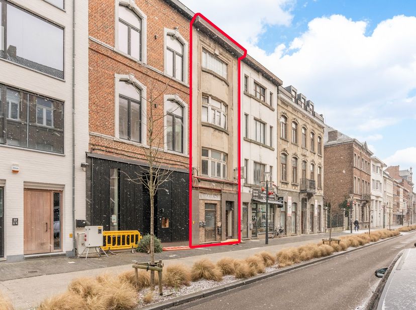 Gelegen vlakbij het station van Sint-Truiden en op 5 minuten stappen van de Grote Markt bevindt zich dit te renoveren handelshuis op een perceel van 1