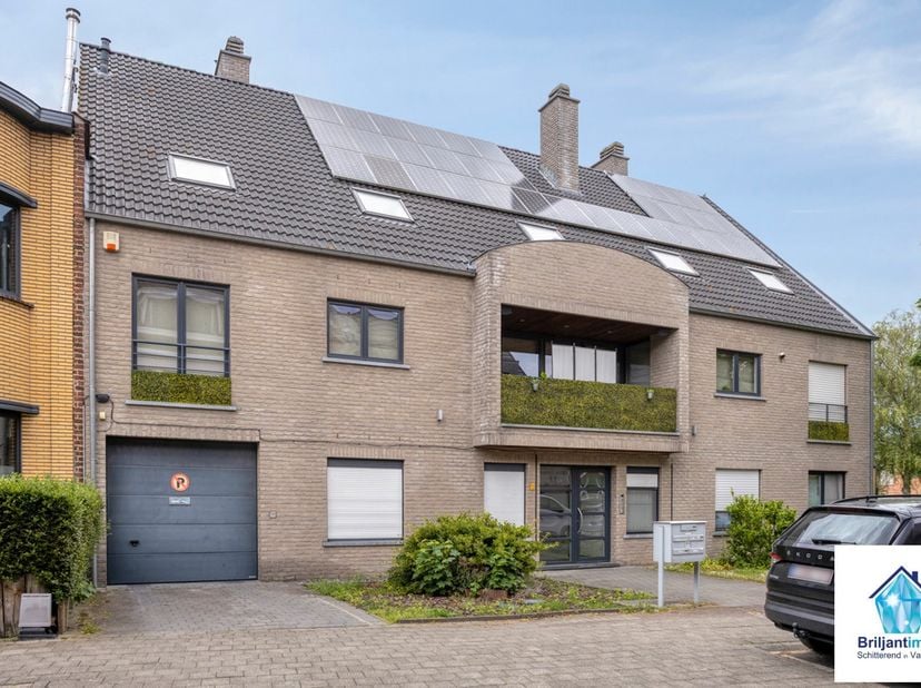 In een recent gebouw (2007) met slechts 5 wooneenheden, op wandelafstand van het centrum van Machelen, bevindt zich deze instapklare en luxueus afgewe