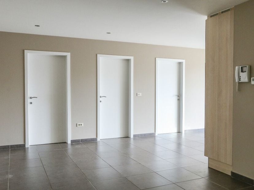 Mooi appartement met 2 slaapkamers en ruim terras in een gebouw met lift. Voor meer informatie ga naar: https://www.era.be/nl/te-huur/hulshout/apparte
