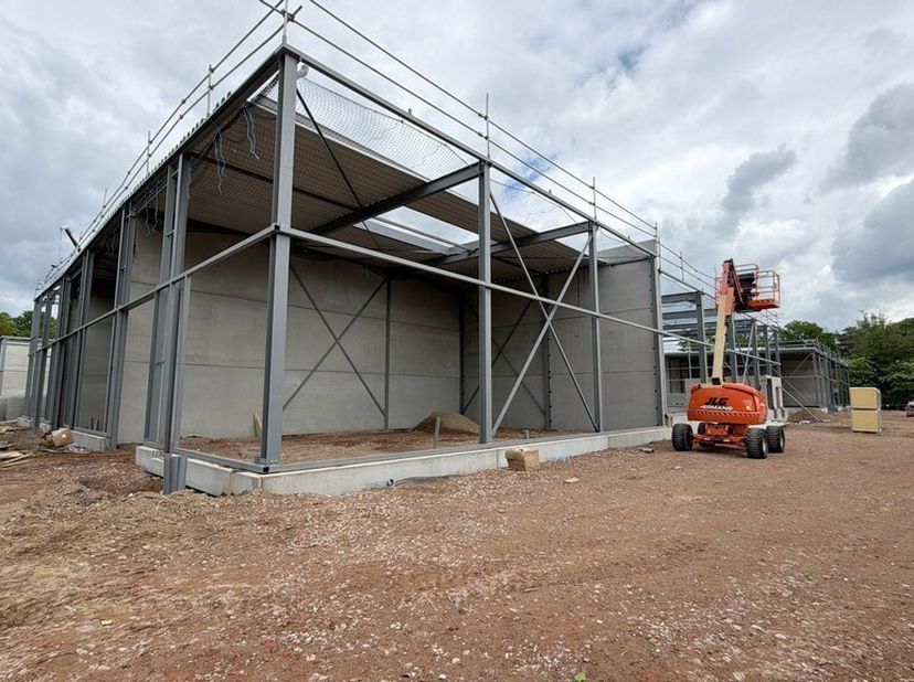 594m² nouveau bâtiment d'entrepôt<br />
Emplacement : dans la zone industrielle de Heultje-Hulshout<br />
Spécifications : structure en acier, hauteur