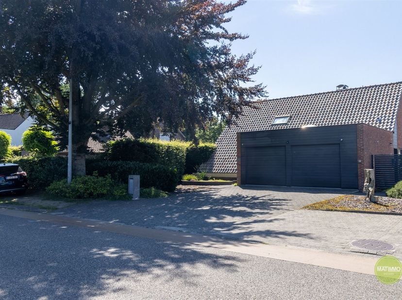 Ruime open bebouwing met 4 slaapkamers op toplocatie in Mol<br />
<br />
Bent u op zoek naar een ruime gezinswoning op een rustige, maar tegelijk ce